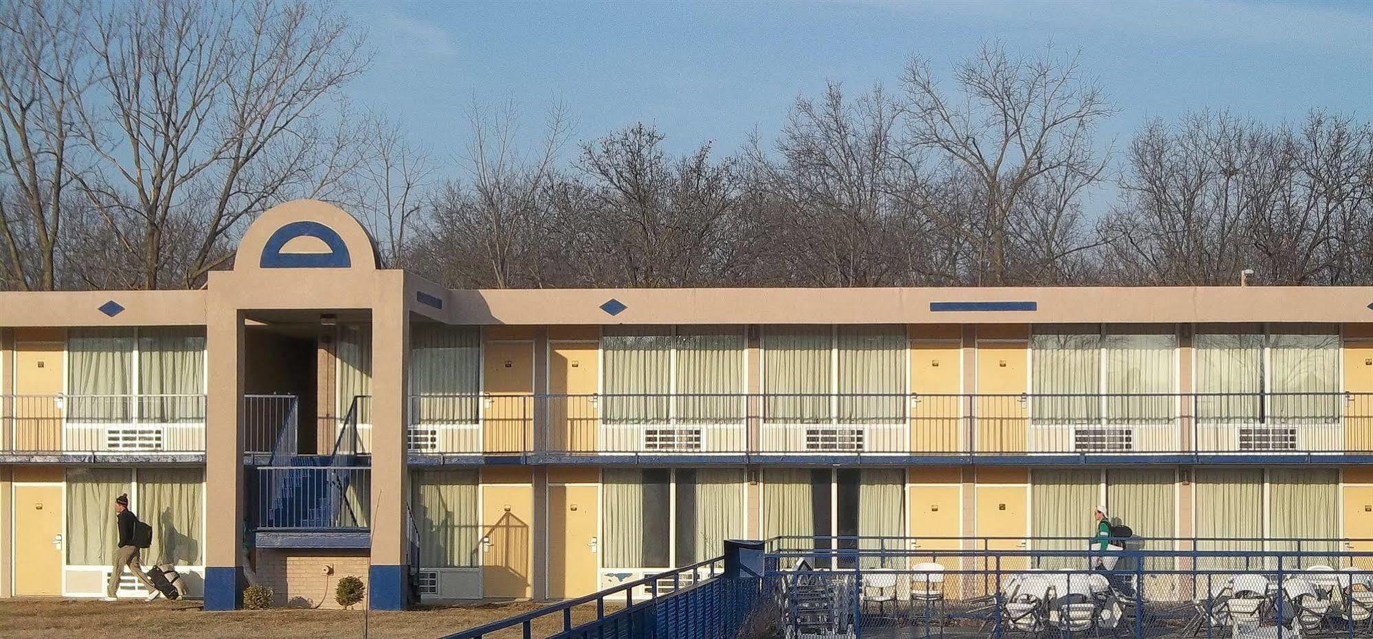 Macomb Inn Экстерьер фото