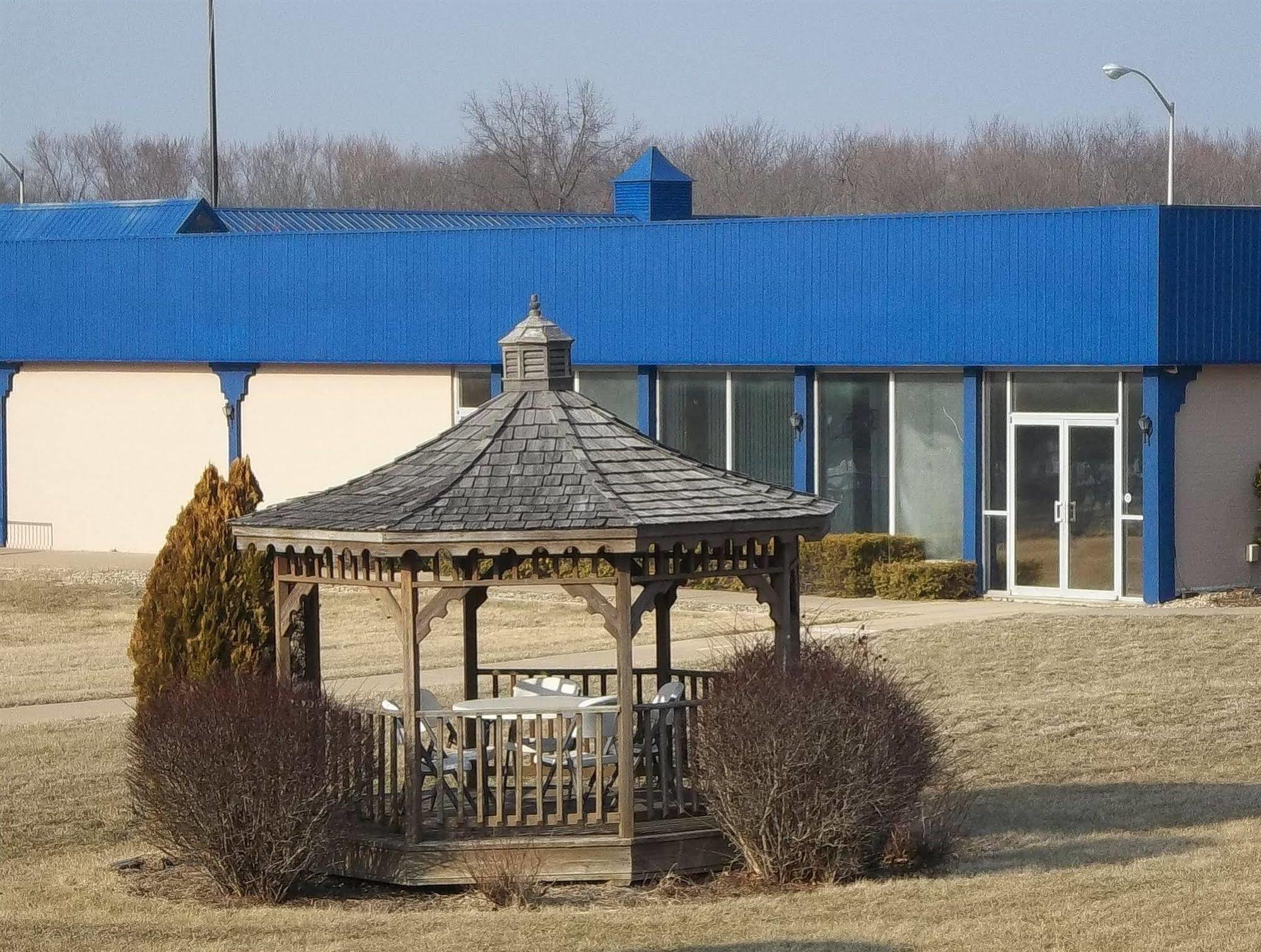 Macomb Inn Экстерьер фото