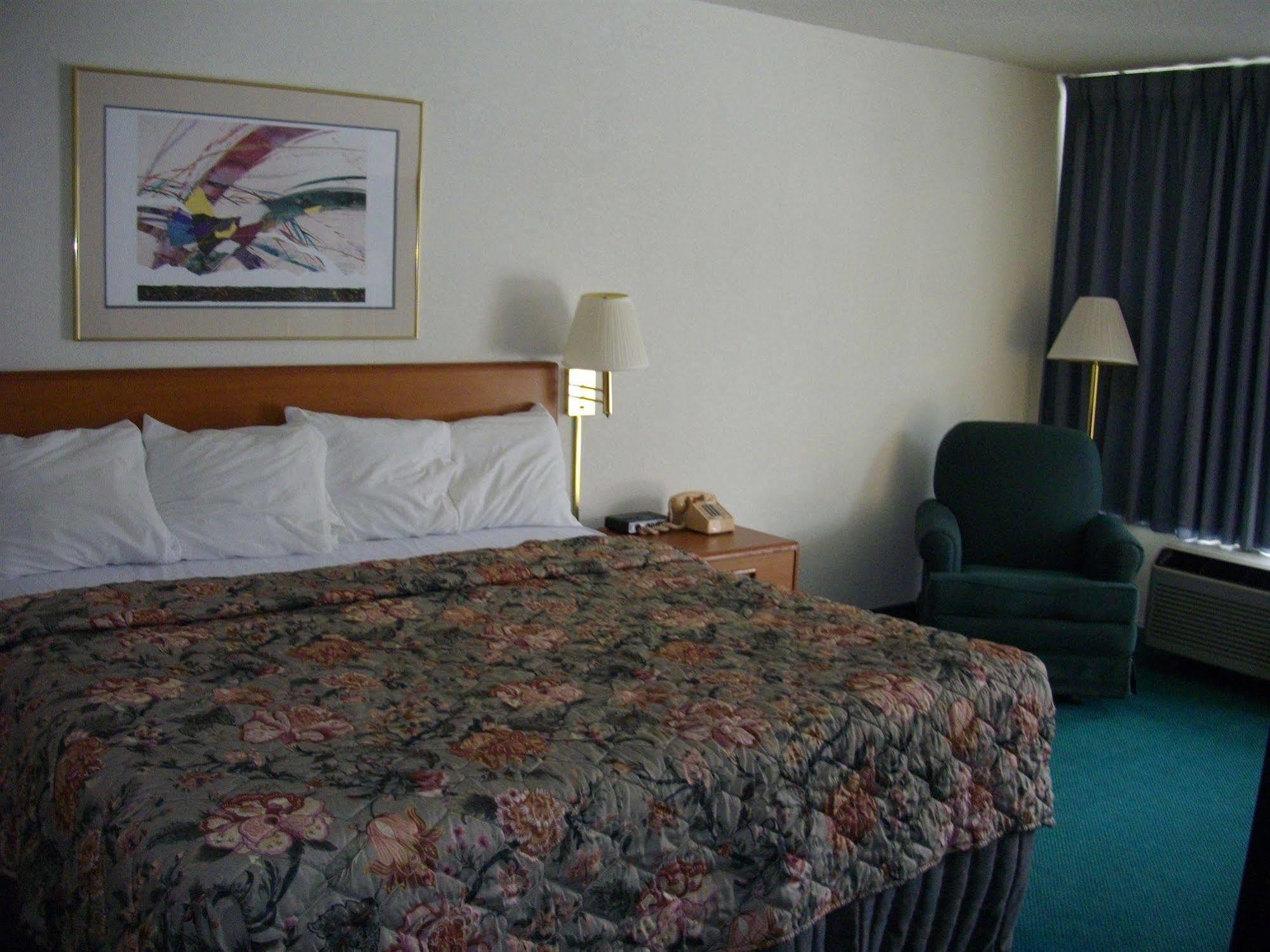 Macomb Inn Экстерьер фото