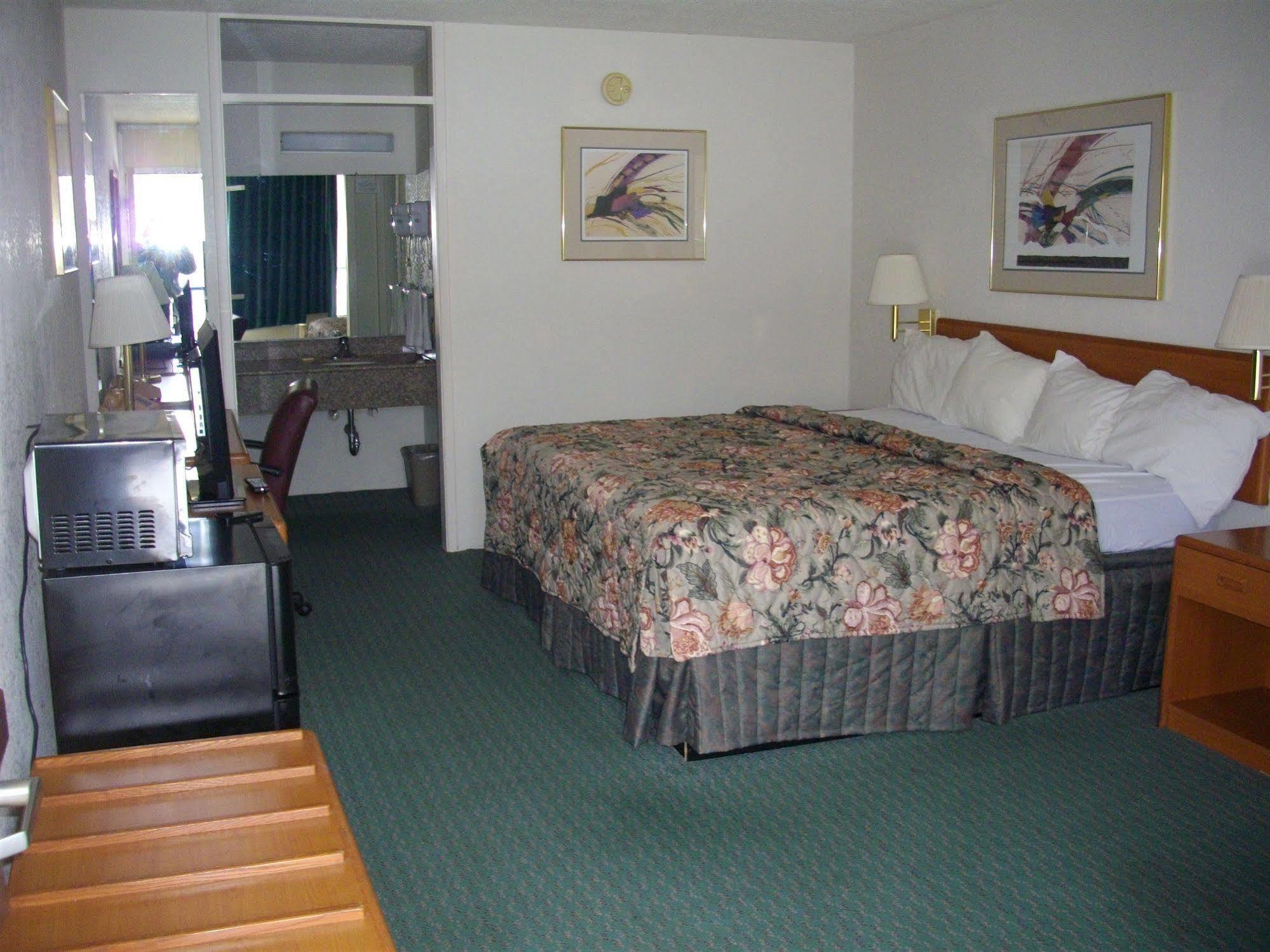 Macomb Inn Экстерьер фото