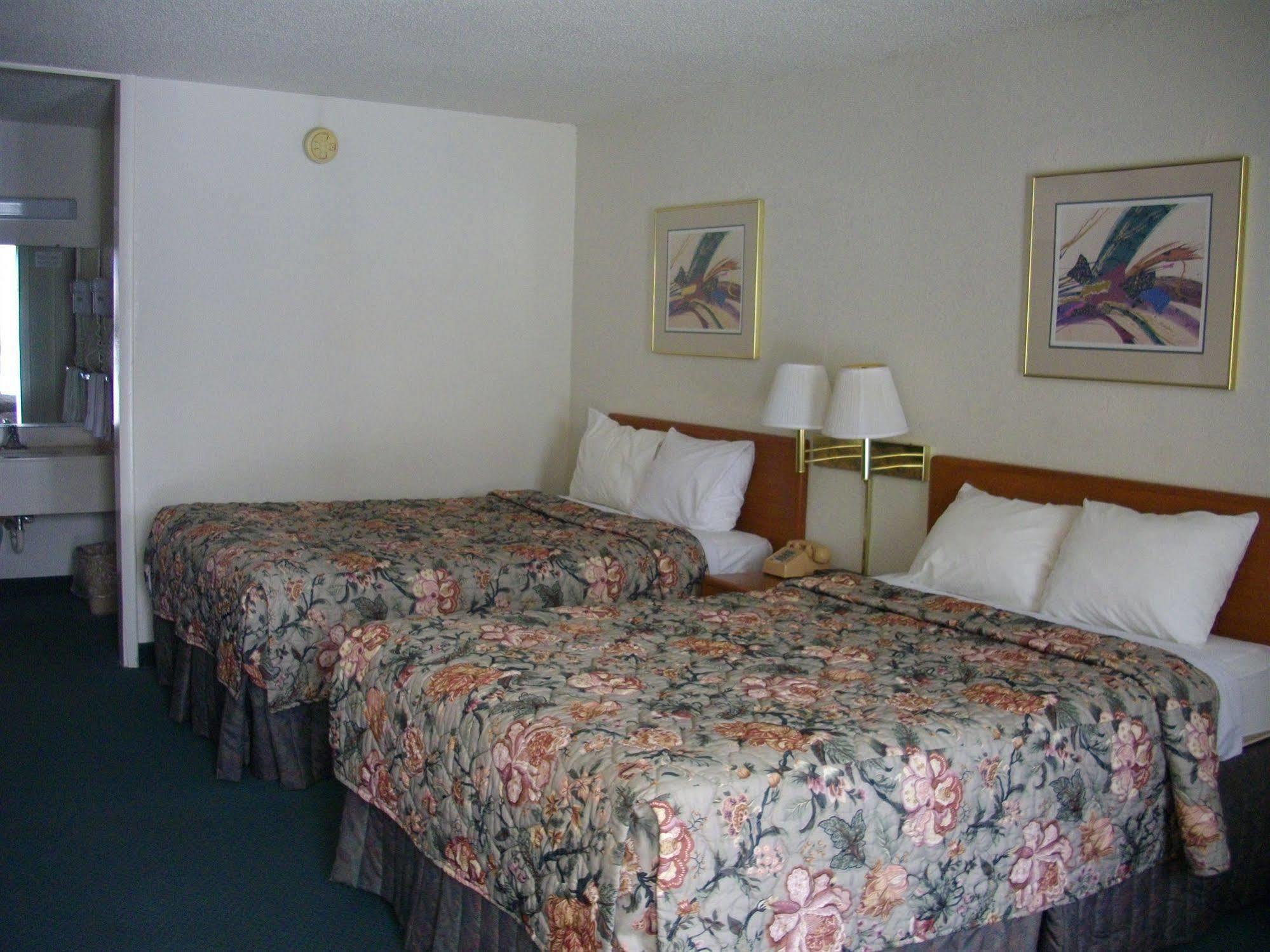 Macomb Inn Экстерьер фото