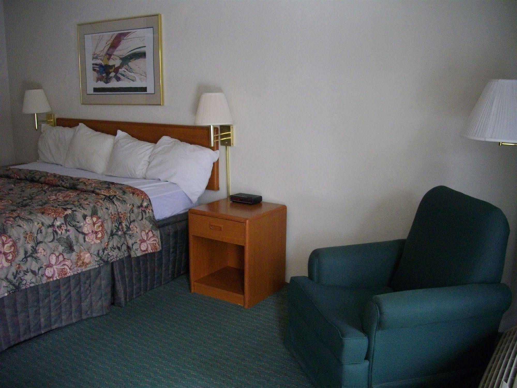 Macomb Inn Экстерьер фото