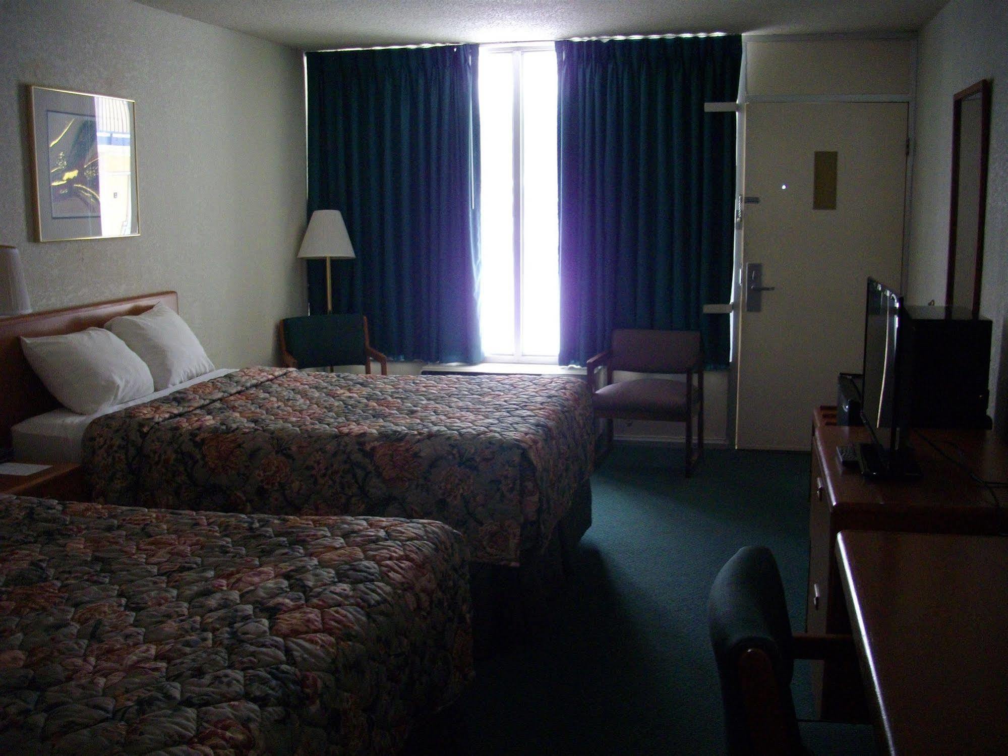 Macomb Inn Экстерьер фото