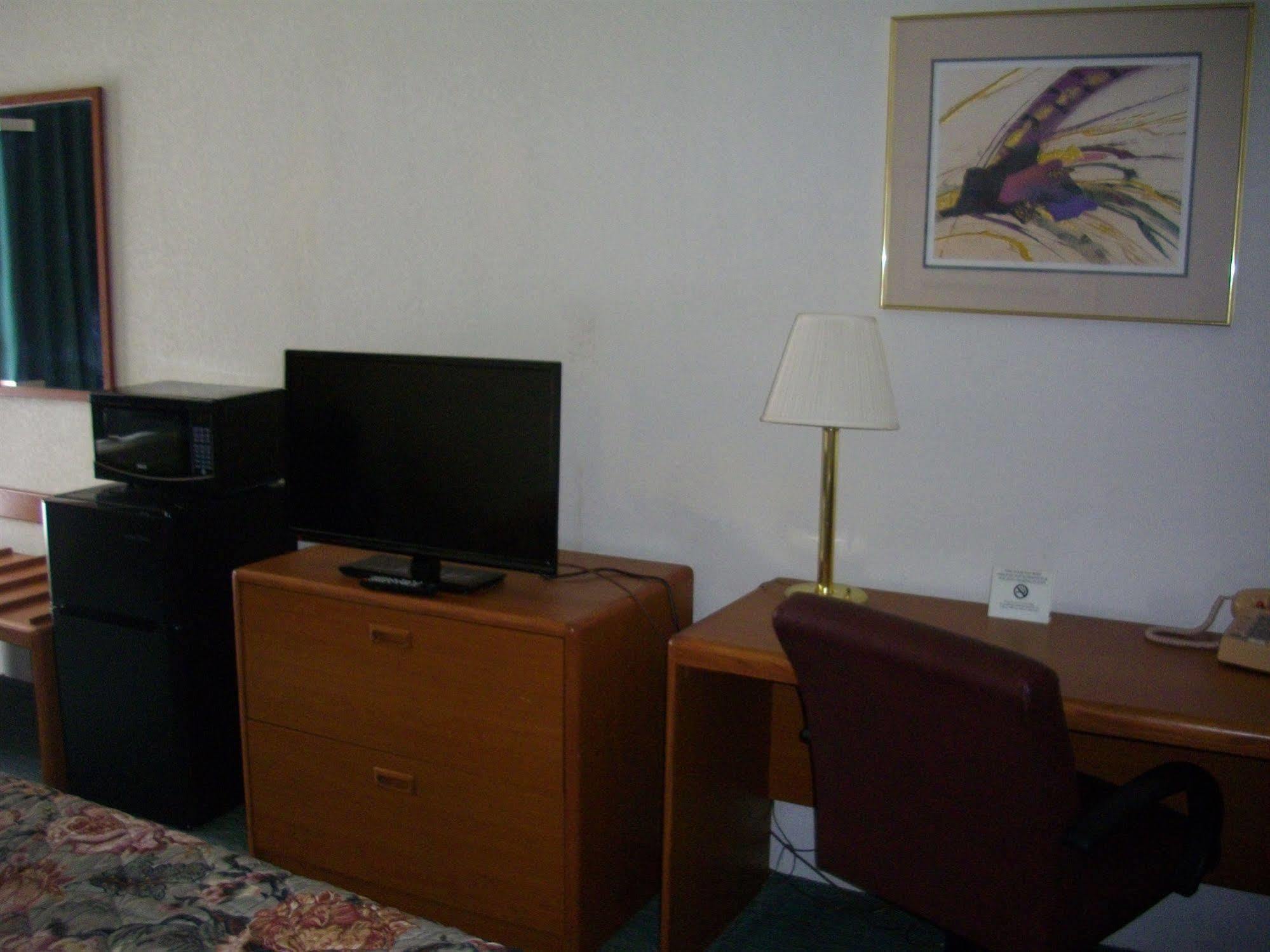 Macomb Inn Экстерьер фото
