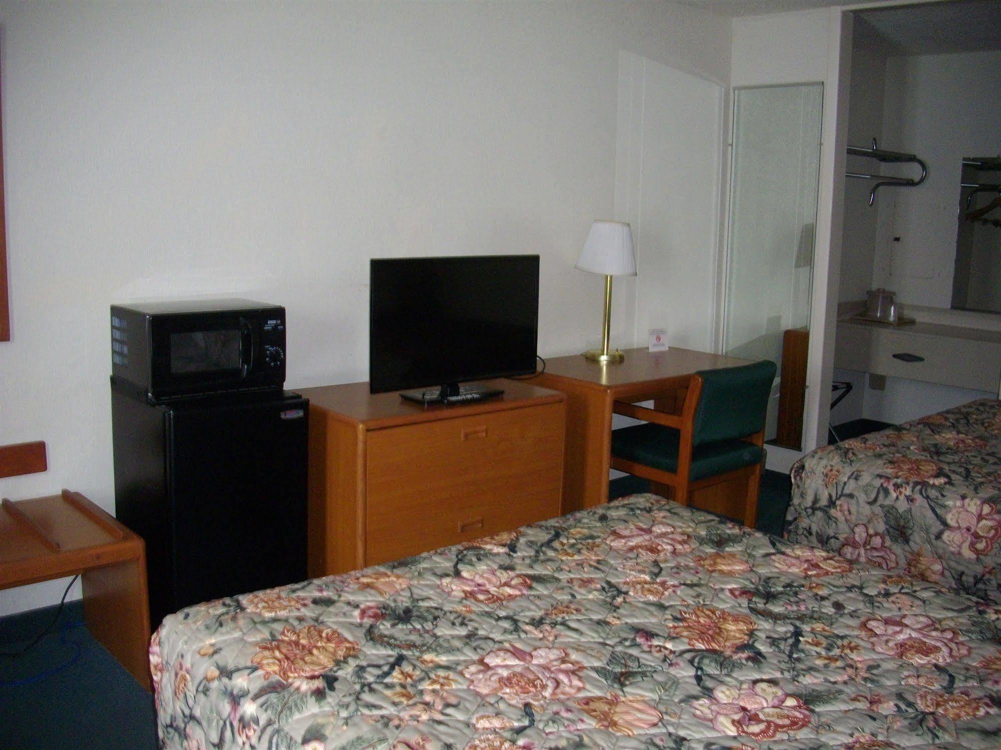 Macomb Inn Экстерьер фото