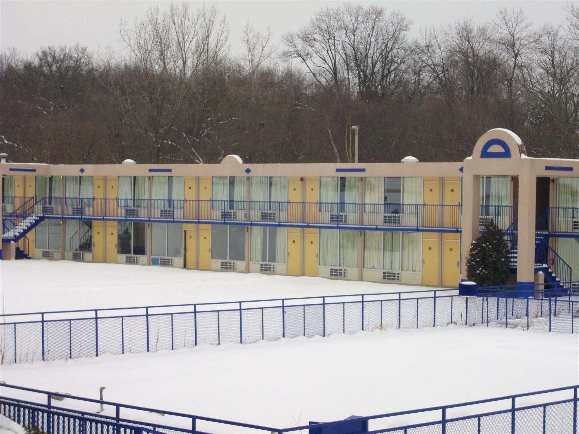 Macomb Inn Экстерьер фото